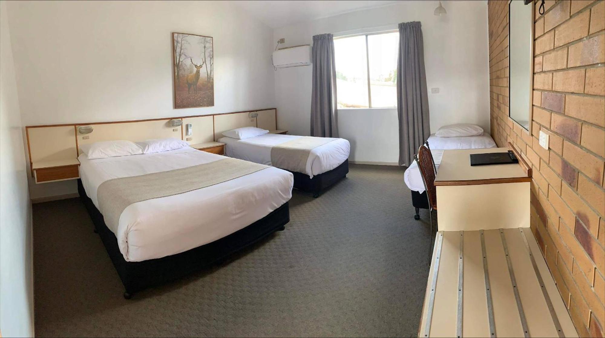 Wild Scotsman Motor Inn Gin Gin Qld Exteriör bild