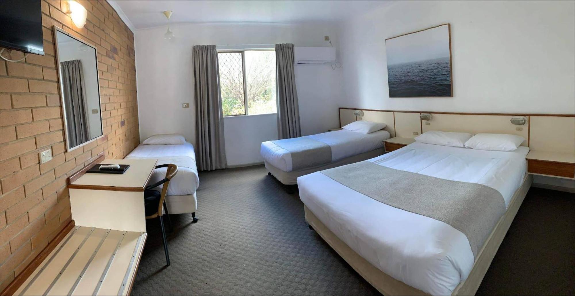 Wild Scotsman Motor Inn Gin Gin Qld Exteriör bild