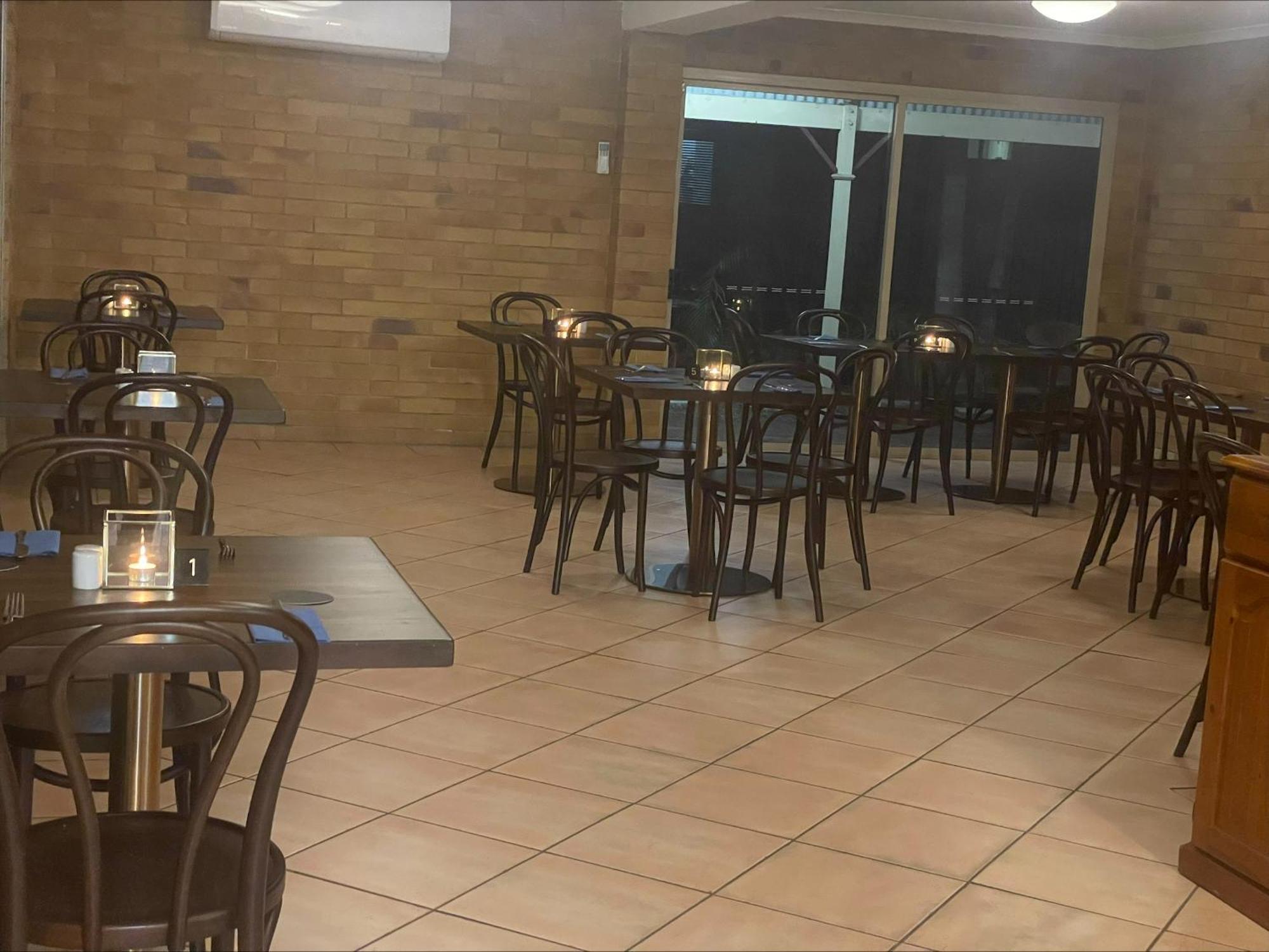 Wild Scotsman Motor Inn Gin Gin Qld Exteriör bild