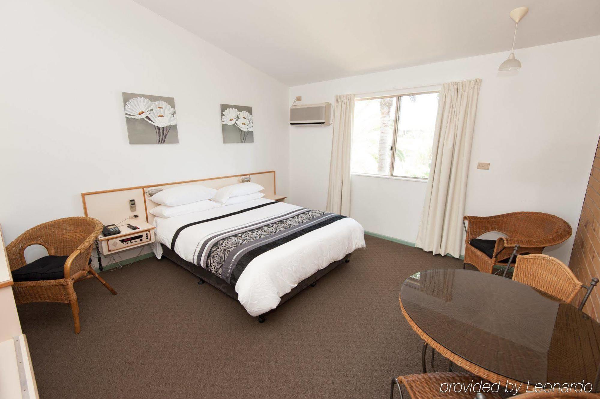 Wild Scotsman Motor Inn Gin Gin Qld Exteriör bild